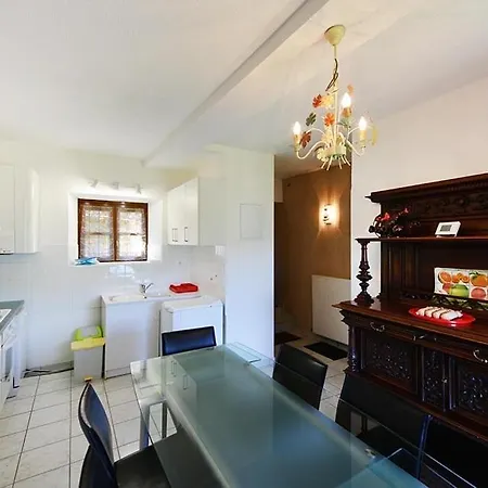 2 à 4 Places Au Cœur Du Village Médiéval *