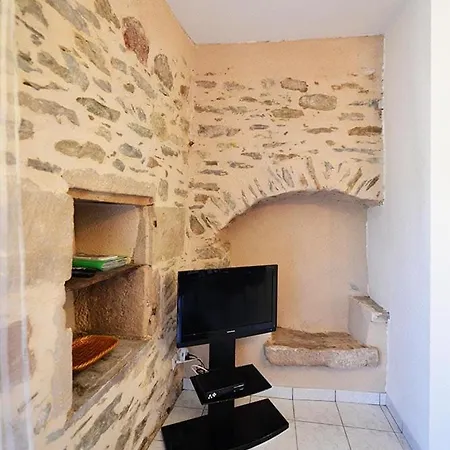 2 à 4 Places Au Cœur Du Village Médiéval *